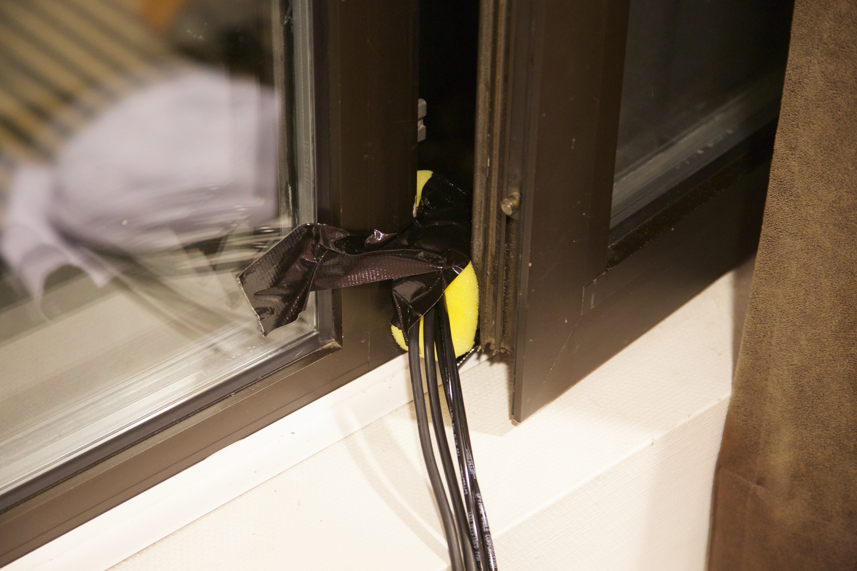Sikring av fiber for video/comms ut gjennom vindu.