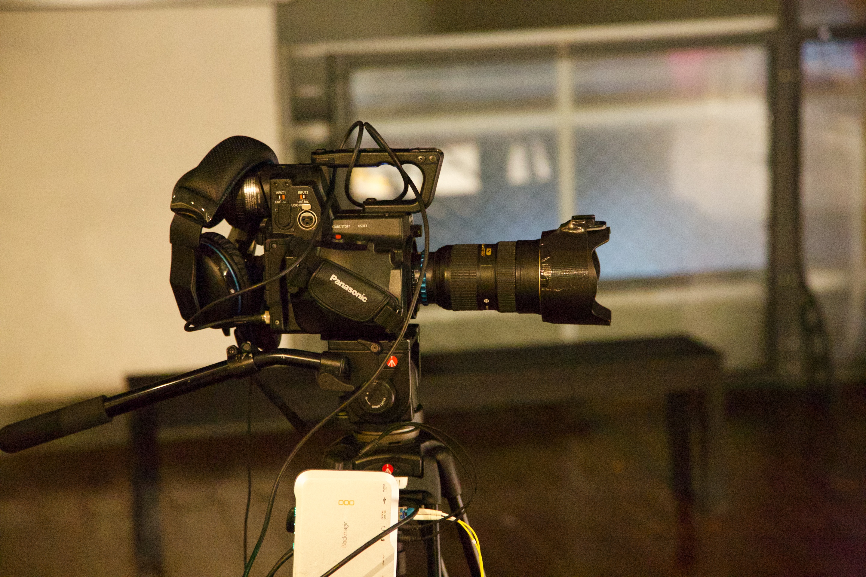 Panasonic AG-AF101 med mellomring mellom mikro 4:3 og Nikkor-optikken.