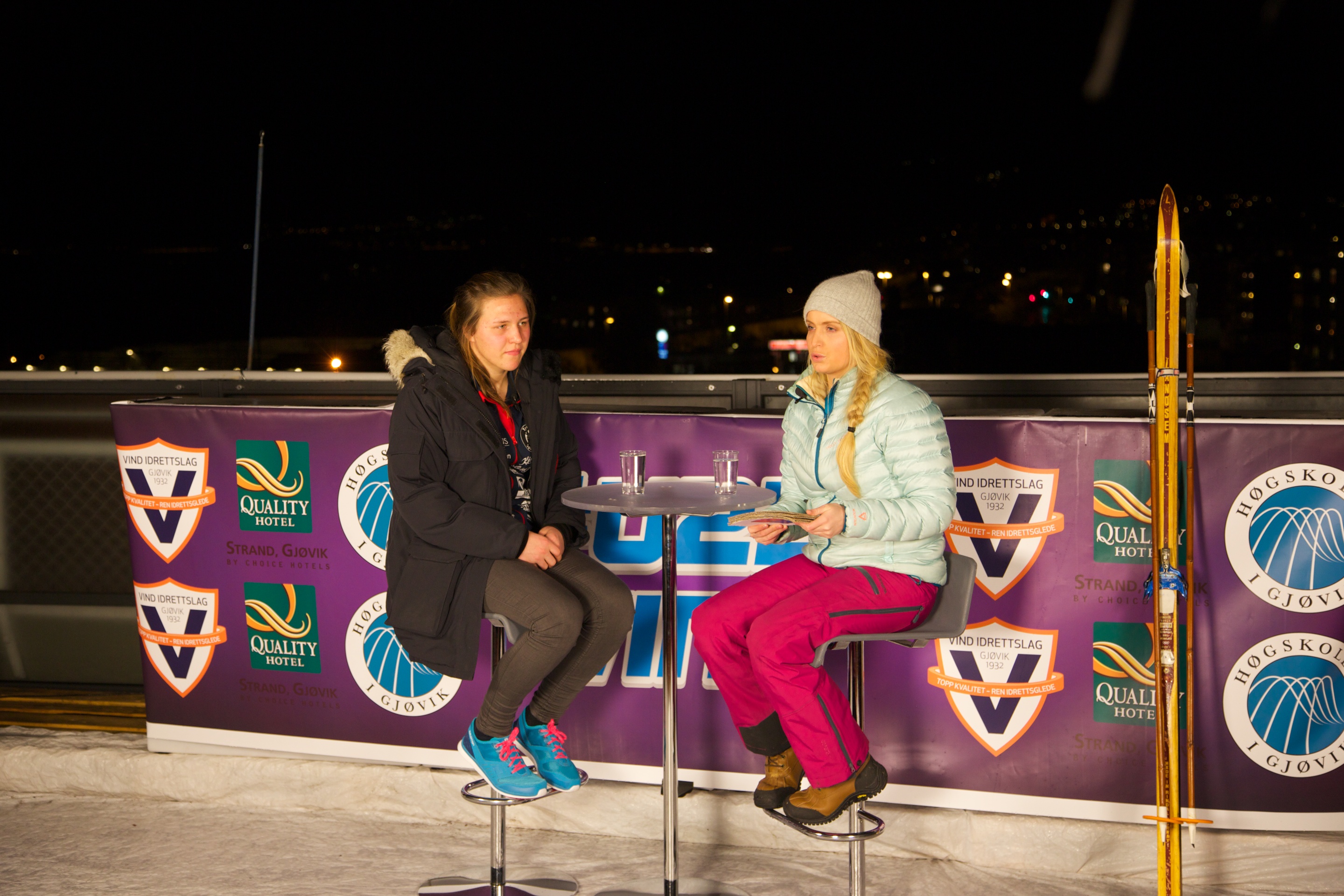 Langrennsløper Maren Kraby Simenstad blir intervjuet av programleder Marte Rogne.