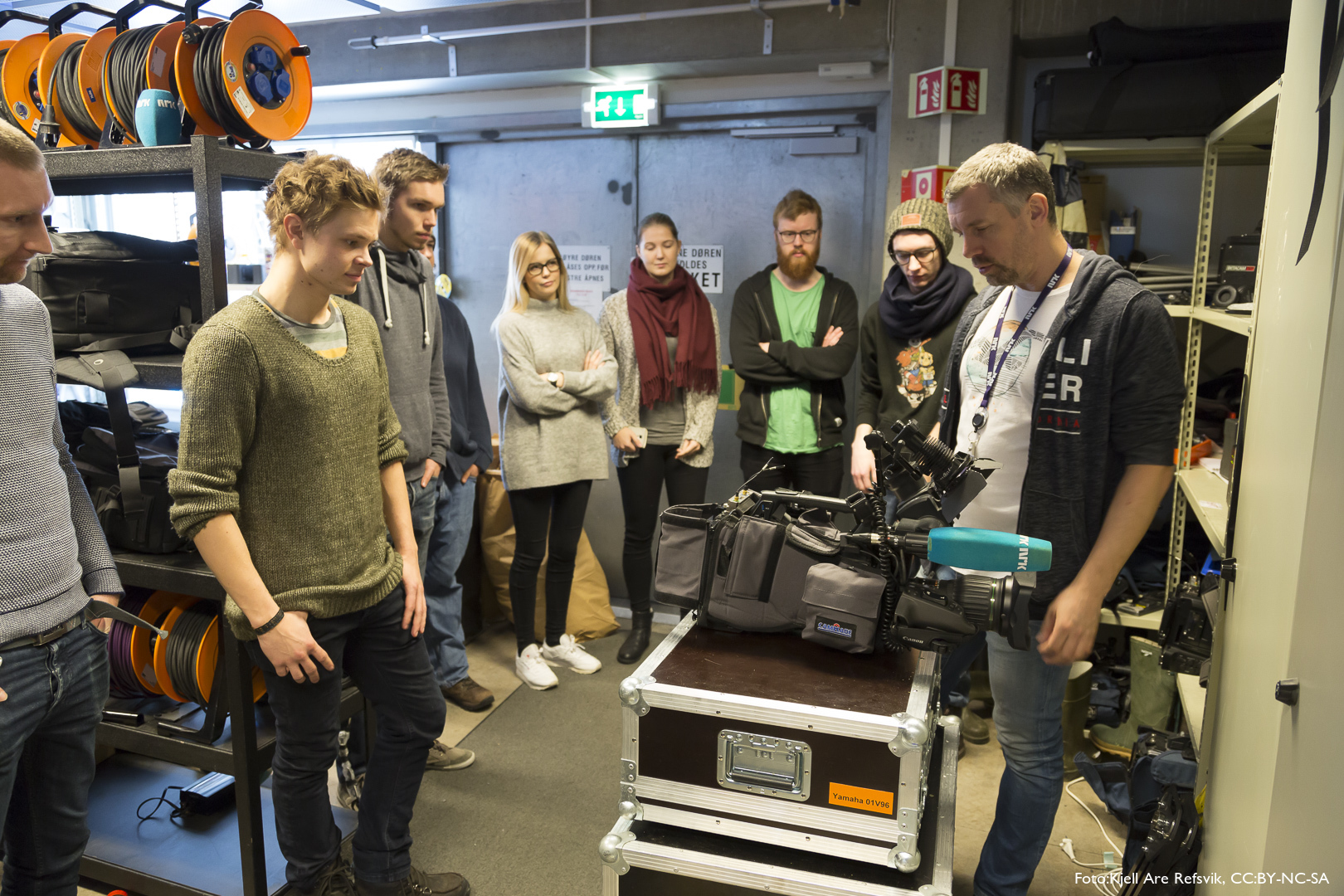Roar Berntsen, teknisk leder ved NRK Hedmark viser det store primærkamera brukt i nyhetsformidling. Vekt og prislapp er heftig, men kamera lager bilder og lyd i uslåelig kvalitet.