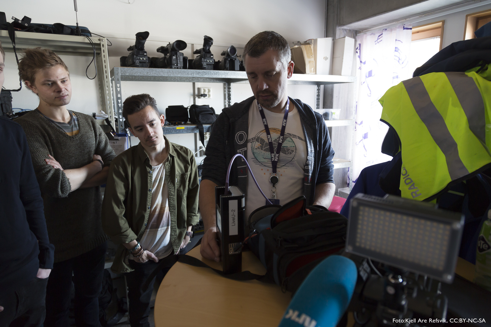 NRK kan sende levende bilder via fast trådløst mikrobølge punkt-til-punkt samband (Strata), satelitt, og mobilnettet. Her sistnevnte typen utstyr fra LiveU med mulighet for sammenkobling av flere mobilkanaler.