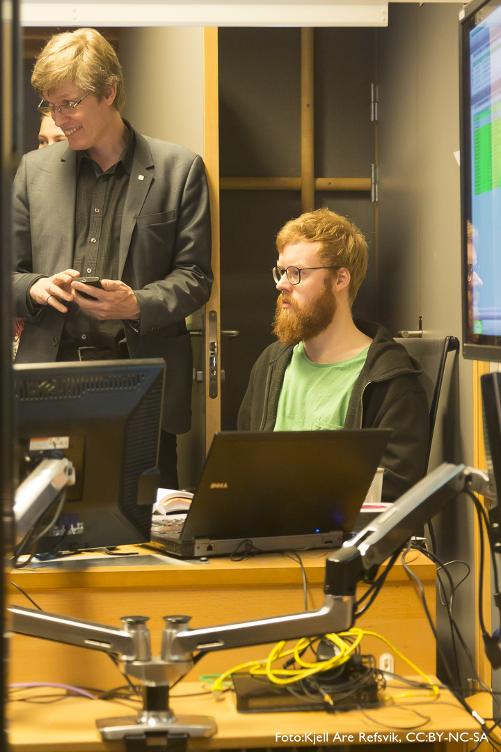 Dr. Jens Barland og medieproduksjonsstudent Kenneth Marcel Kalsnes følger interessert med mens Roar Berntsen forklarer hvordan systemene i regikontrollen fungerer.