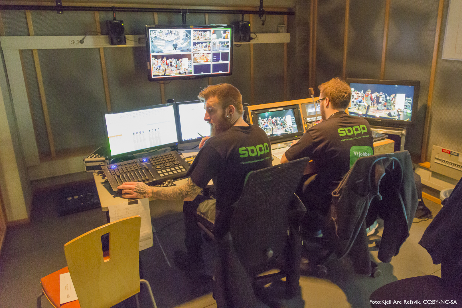 Vi får med oss både bilderegi og disse gutta som sitter i lydkontrollen på studioproduksjonen.