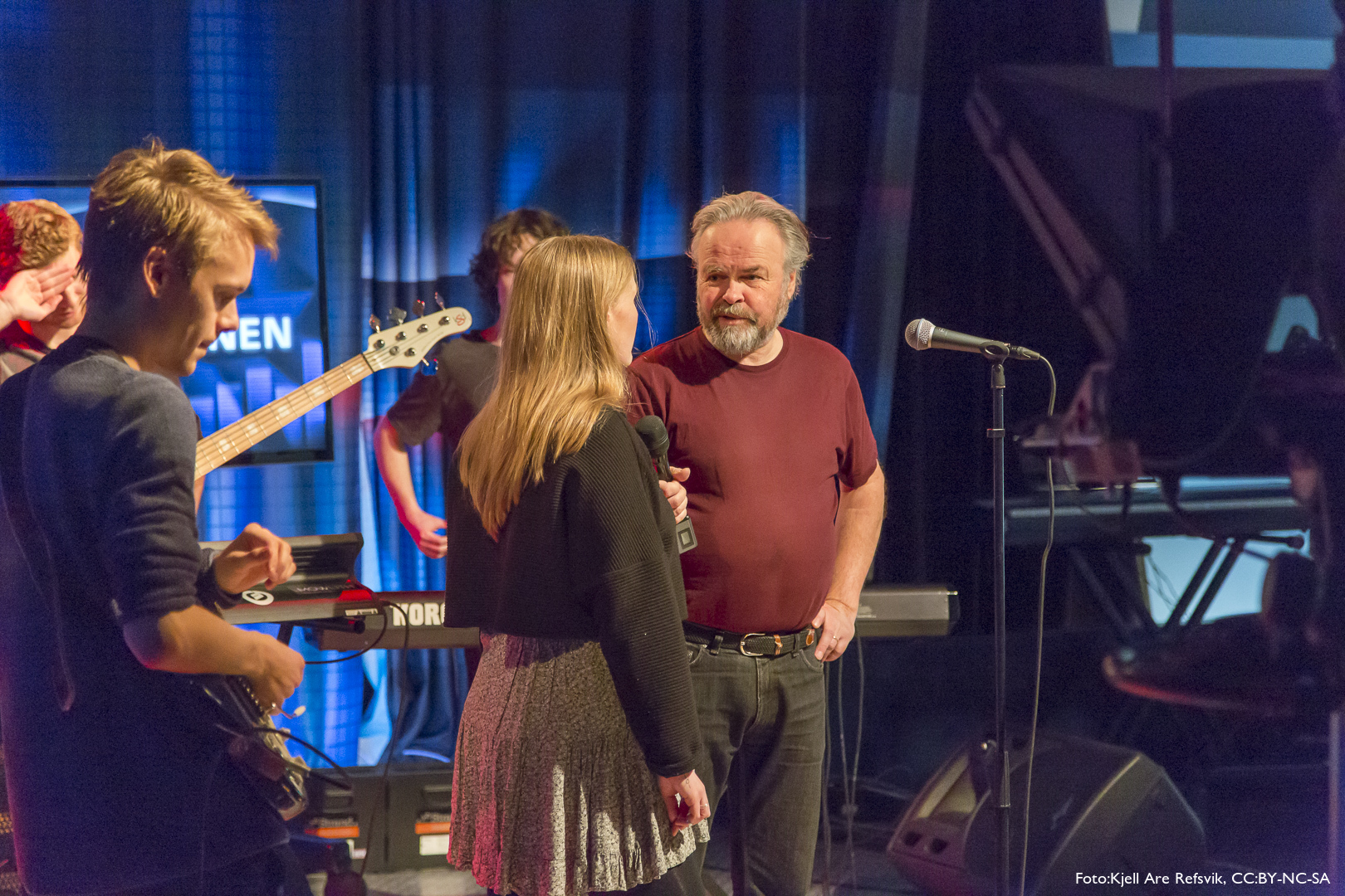 Vi besøker det store studio der NRK-veteran Stein Schinstad gjennomfører en generalprøve med vokalisten i bandet Mowlith, Benedicte Edvardsen.