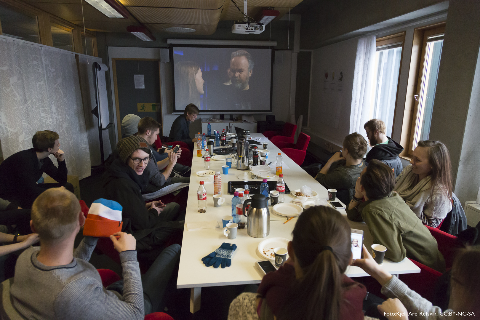 Etter å ha overvært generalprøven så sitter vi på sendingen fra Innlandsscenen fra NRK sitt møterom.