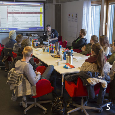 Roar Berntsen, teknisk leder ved NRK Hedmark og Oppland viser ett av systemene, ENPS for å holde orden på flyten av data internt i NRK.