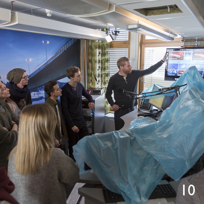 På tross av at elektrikere jobber med å rigge nye lys i radiostudio så får vi en tur innom der Reidar Kjæstad forteller om moderne radioavvikling, også nå med levende bilder. Vi får blant annet høre om Arduino-drevet bildemiksing.