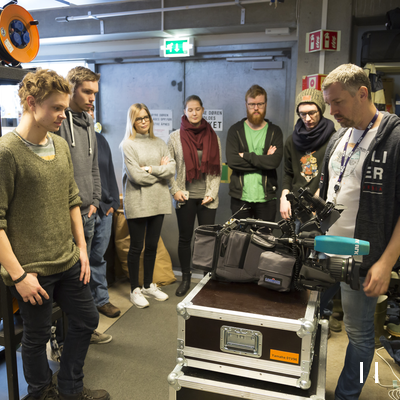 Roar Berntsen, teknisk leder ved NRK Hedmark viser det store primærkamera brukt i nyhetsformidling. Vekt og prislapp er heftig, men kamera lager bilder og lyd i uslåelig kvalitet.