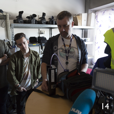 NRK kan sende levende bilder via fast trådløst mikrobølge punkt-til-punkt samband (Strata), satelitt, og mobilnettet. Her sistnevnte typen utstyr fra LiveU med mulighet for sammenkobling av flere mobilkanaler.