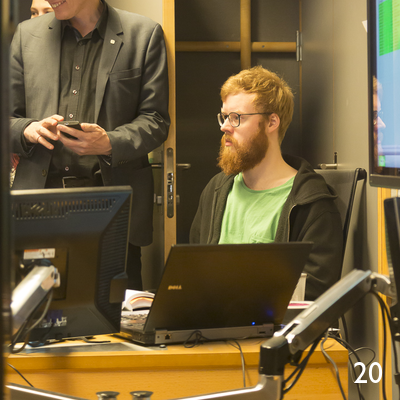 Dr. Jens Barland og medieproduksjonsstudent Kenneth Marcel Kalsnes følger interessert med mens Roar Berntsen forklarer hvordan systemene i regikontrollen fungerer.