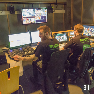 Vi får med oss både bilderegi og disse gutta som sitter i lydkontrollen på studioproduksjonen.