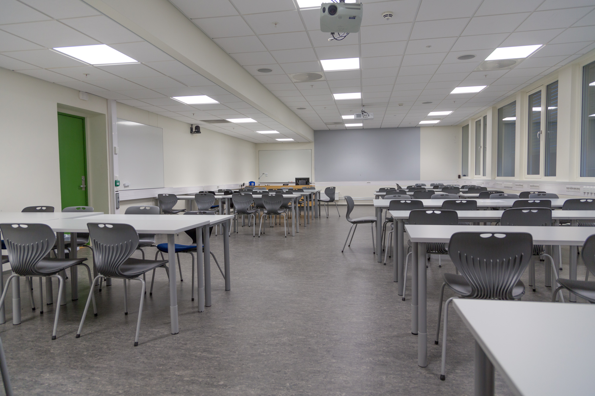 Rommet er 1490x715x277 cm stort (LxBxH) og har plass til opptil 60 studenter litt avhengig av møblering.