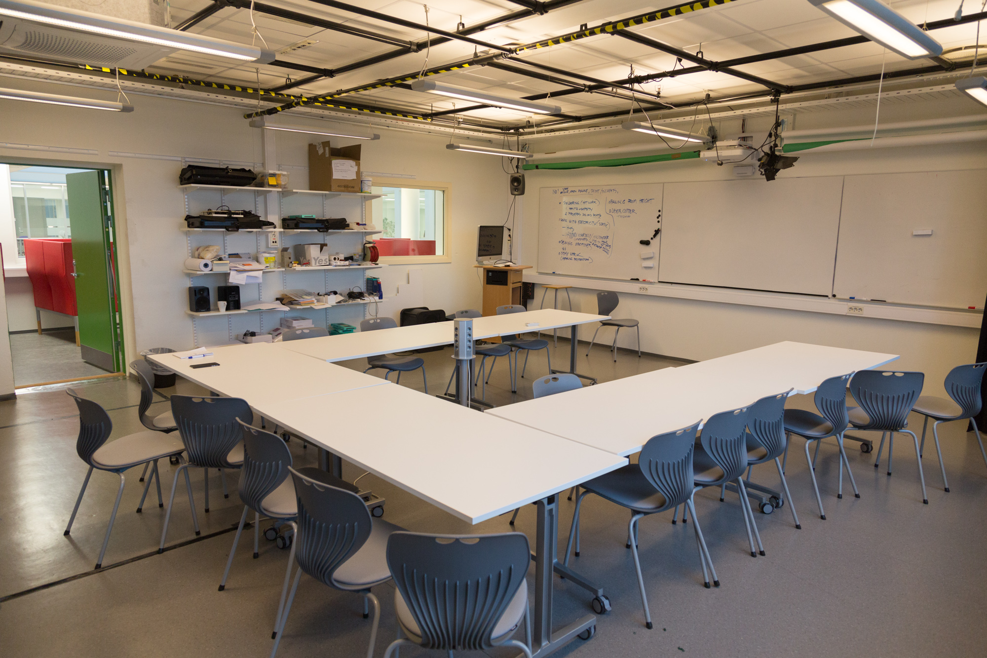 Rommet, vestover. Rommet er ventilert for ca. 12 personer men det foregår tidvis undervisning her for langt flere.