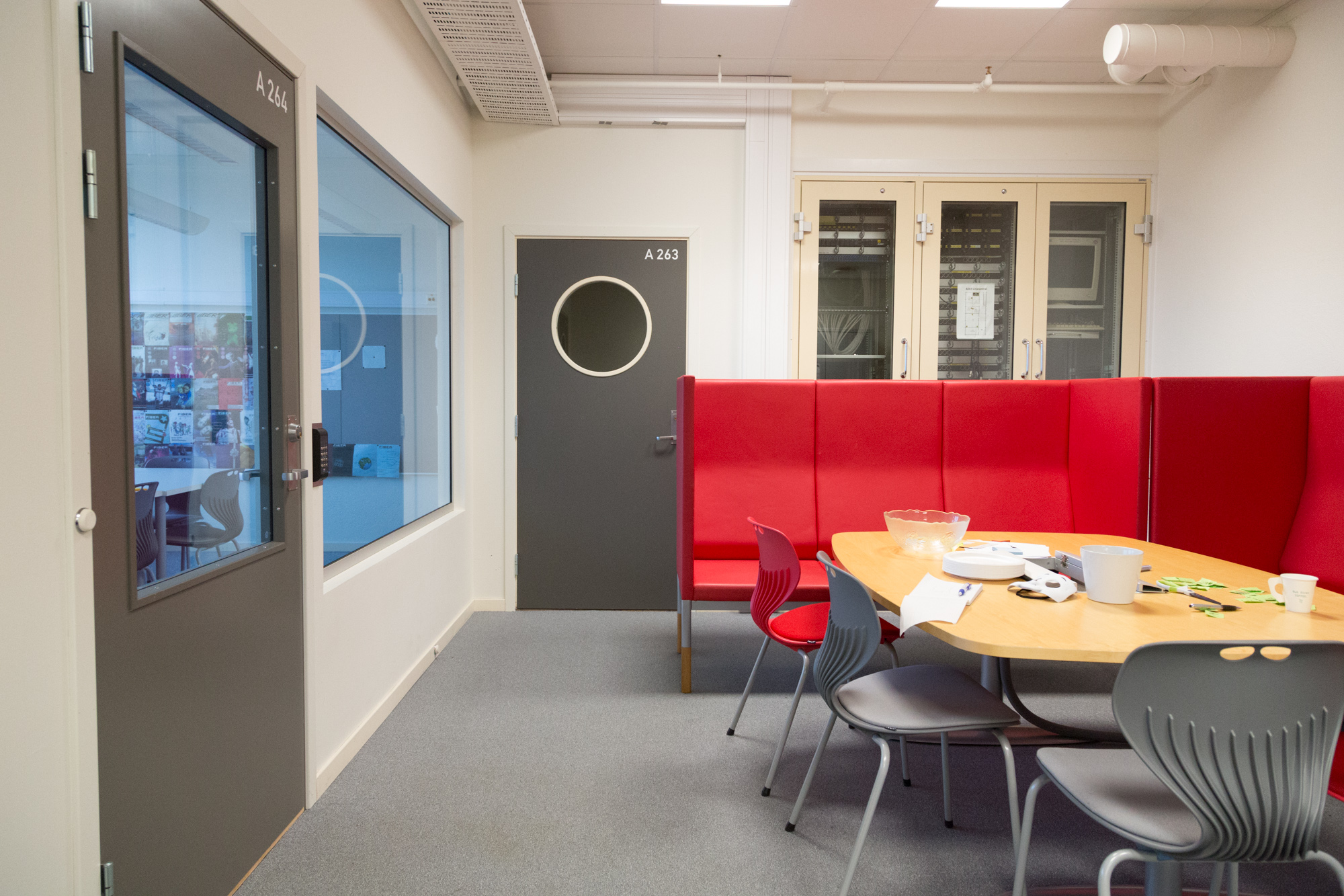 Sofakrok er møteplass for studenter. I bakgrunnen, patcherom for bl.a. kabler fra studio.