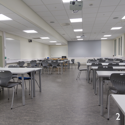 Rommet er 1490x715x277 cm stort (LxBxH) og har plass til opptil 60 studenter litt avhengig av møblering.