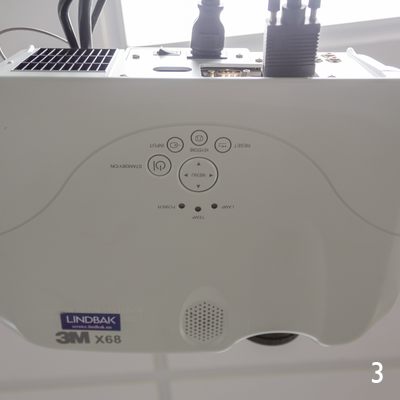 Epson videokanon levert av Lindbak. Det henger totalt 2 stk i taket som pr. november 2017 vender hver sin vei (av en eller annen grunn).