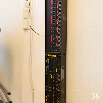 Panel for tilkobling til utstyr via XLR og BNC og noe fiber. Panelene møtes i patchefelt i et rom ved siden av dette rommet.