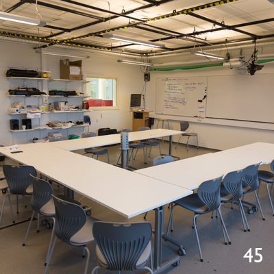 Rommet, vestover. Rommet er ventilert for ca. 12 personer men det foregår tidvis undervisning her for langt flere.