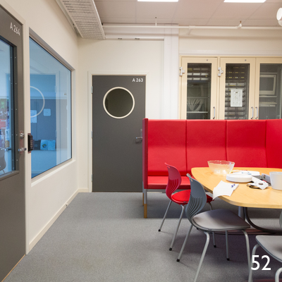 Sofakrok er møteplass for studenter. I bakgrunnen, patcherom for bl.a. kabler fra studio.